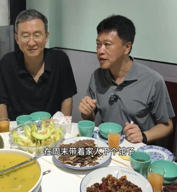星合证券 “我买单，你们不要抢”！区委书记请客，带头消费1100元
