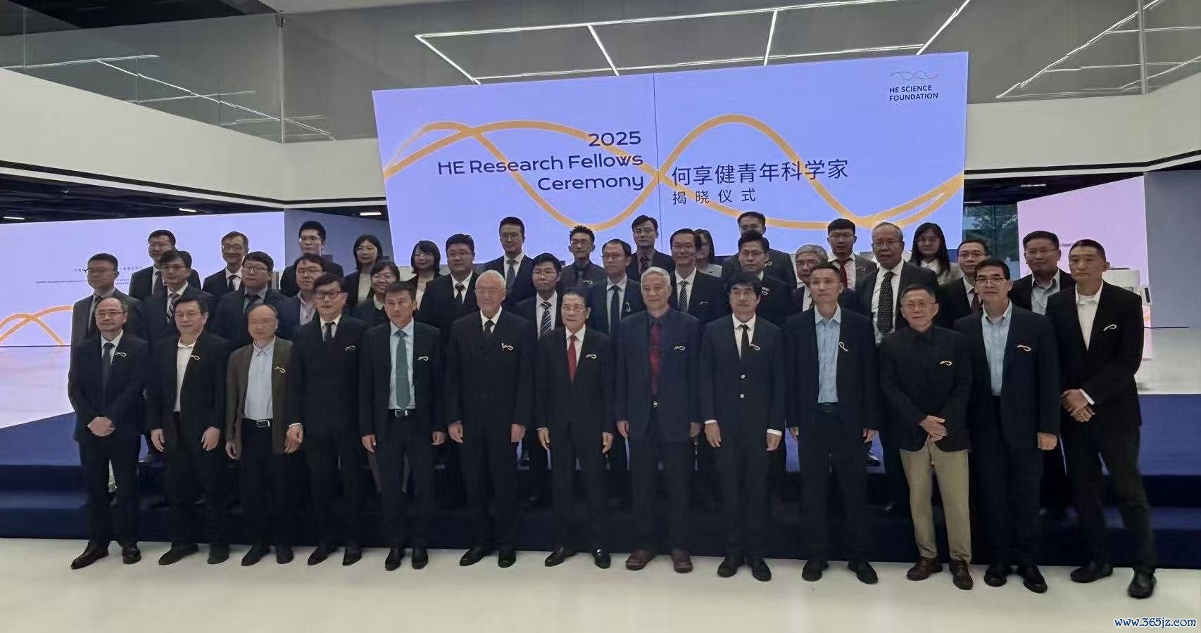 何享健（前排中）与入选资助项目的青年科学家等合影，窦琪在后排左四。拍摄/第一财经记者王珍